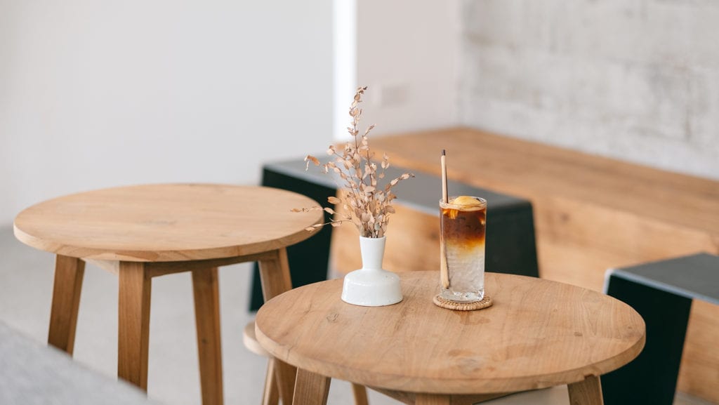 Café com decoração minimalista