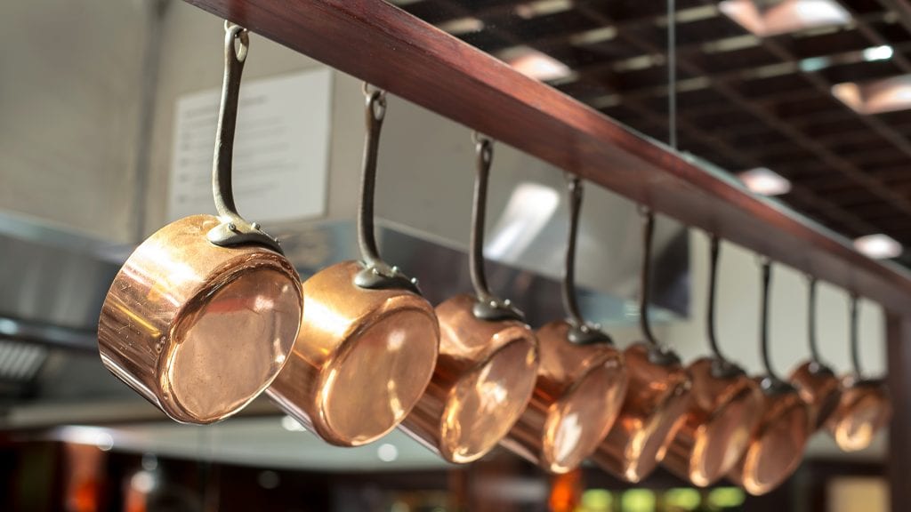 Decoração em restaurante com panelas de cobre